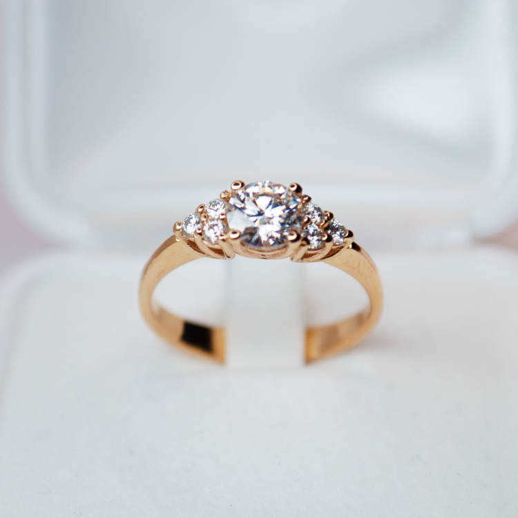 Złoty pierścionek próba 585 z diamentami 1,0 ct Vs1 G – na tle aranżacyjnym – ABGOLD Baczyński