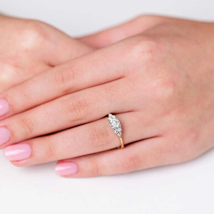 Złoty pierścionek próba 585 z diamentami 1,0 ct Vs1 G – na dłoni – ABGOLD Baczyński