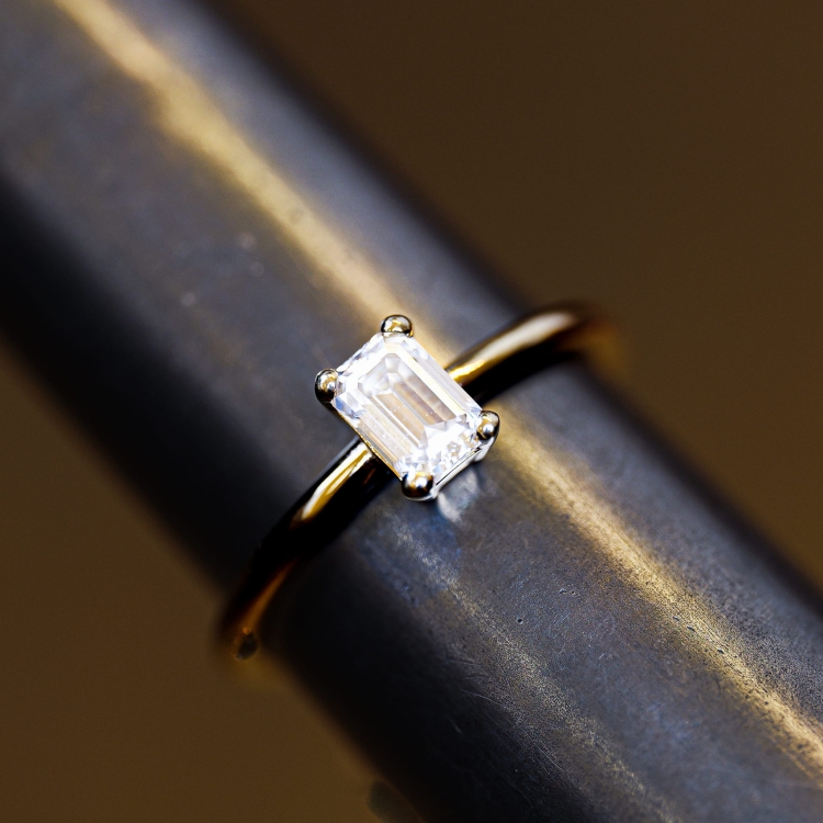 Pierścionek zaręczynowy próba 585 z diamentem laboratoryjnym ok. 0,70 ct szlif emerald – na ryglu jubilerskim – ABGOLD Baczyński