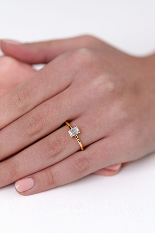 Pierścionek zaręczynowy próba 585 z diamentem laboratoryjnym ok. 0,70 ct – na dłoni – ABGOLD Baczyński