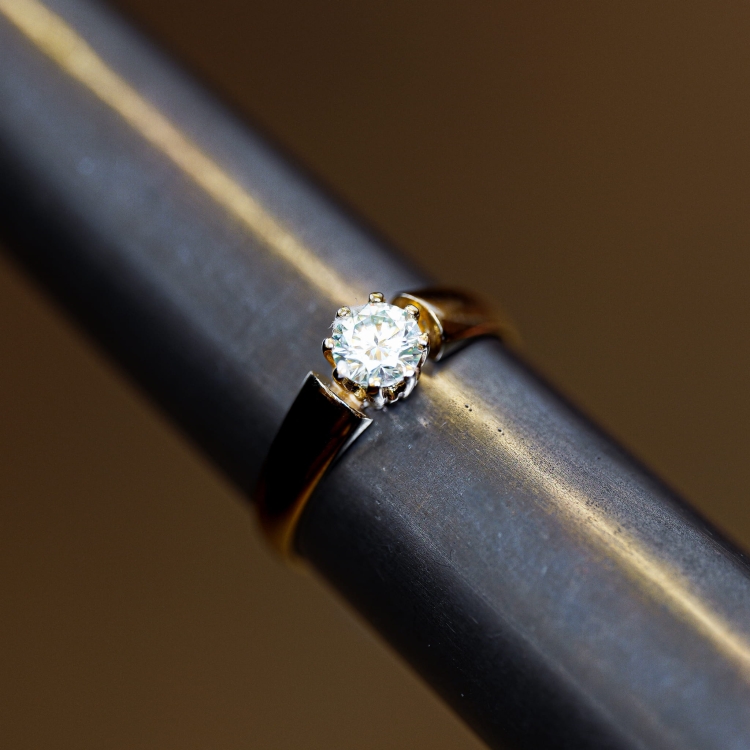 Pierścionek zaręczynowy próba 585 z diamentem ok. 0,50 ct – na ryglu jubilerskim – ABGOLD Baczyński