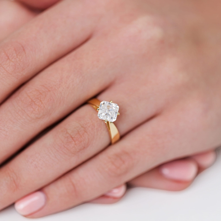 Złoty pierścionek próba 585 z diamentem lab grown 2,0 ct szlif Asscher – na dłoni – ABGOLD Baczyński