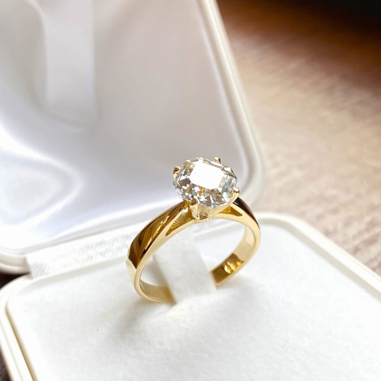 Złoty pierścionek próba 585 z diamentem lab grown 2,0 ct szlif Asscher – detal oprawy – ABGOLD Baczyński