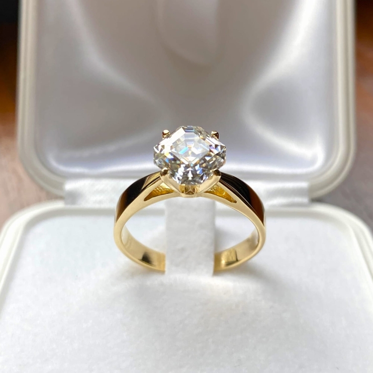 Złoty pierścionek próba 585 z diamentem lab grown 2,0 ct szlif Asscher – ujęcie w pudełku – ABGOLD Baczyński