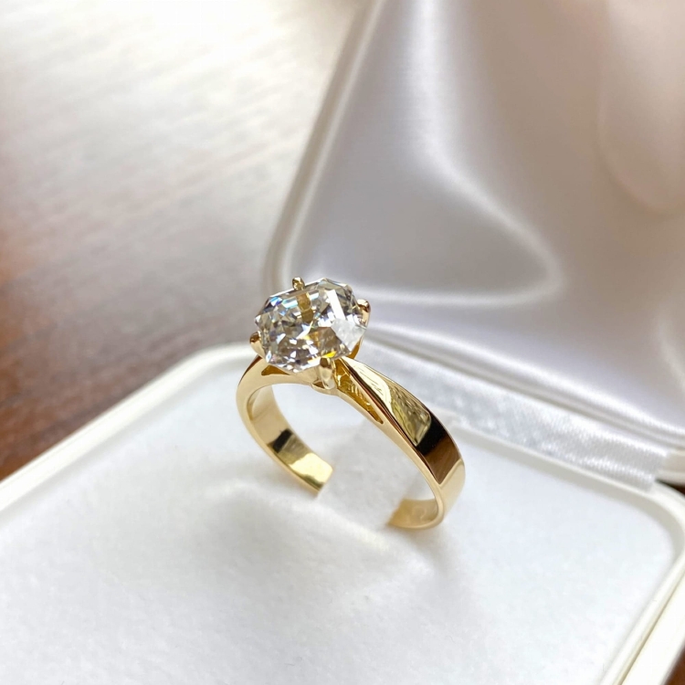 Złoty pierścionek próba 585 z diamentem lab grown 2,0 ct szlif Asscher – zbliżenie kamienia – ABGOLD Baczyński