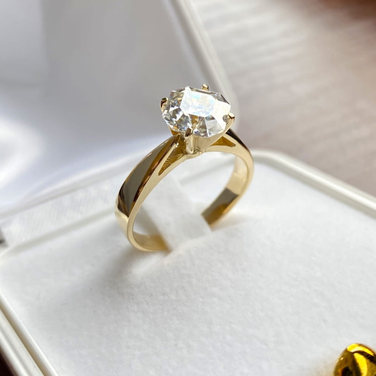 Złoty pierścionek próba 585 z diamentem lab grown 2,0 ct szlif Asscher – ujęcie boczne w aranżacji – ABGOLD Baczyński