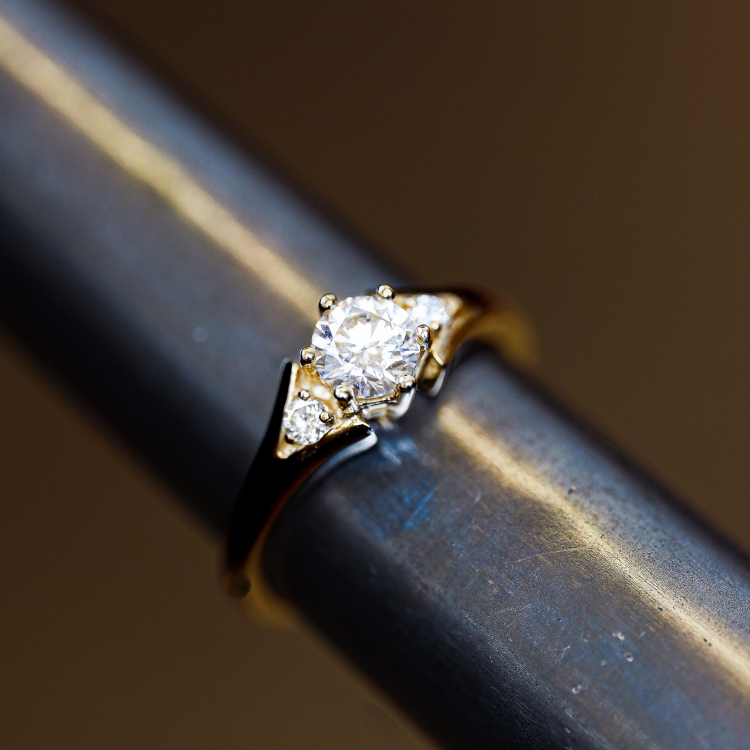 Złoty pierścionek z diamentami ok. 0,60 ct – próba 585 – na ryglu jubilerskim – ABGOLD Baczyński