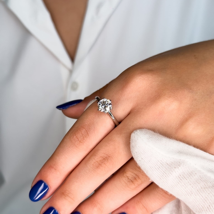 Pierścionek zaręczynowy z diamentem 1,50 ct – złoto 585 – ujęcie na dłoni (inne światło) – ABGOLD Baczyński