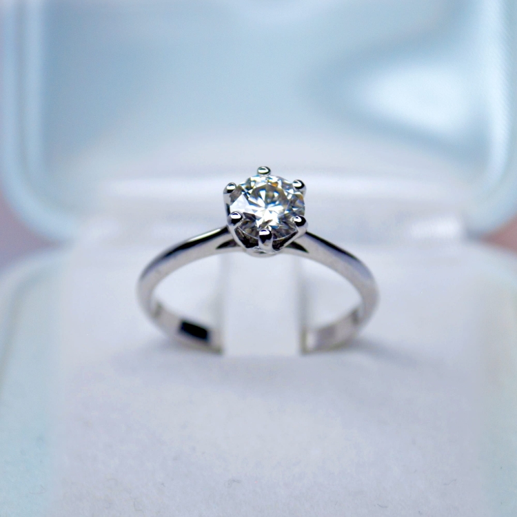 Pierścionek zaręczynowy z diamentem – białe złoto 585 – widok na białym tle (katalogowe) – ABGOLD Baczyński