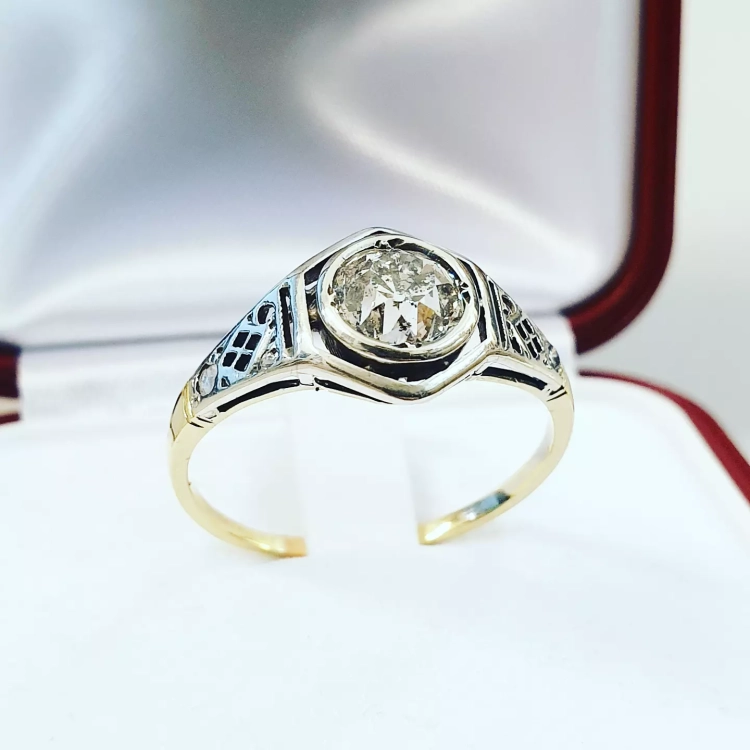 Złoty pierścionek vintage próba 585 z diamentami – ujęcie pod kątem – ABGOLD Baczyński
