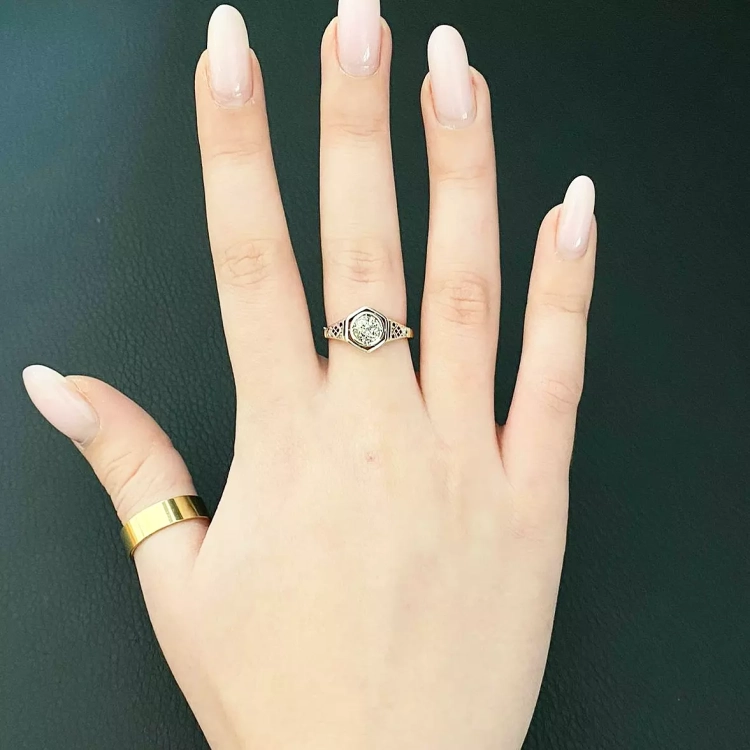 Złoty pierścionek vintage próba 585 z diamentami – na dłoni – ABGOLD Baczyński