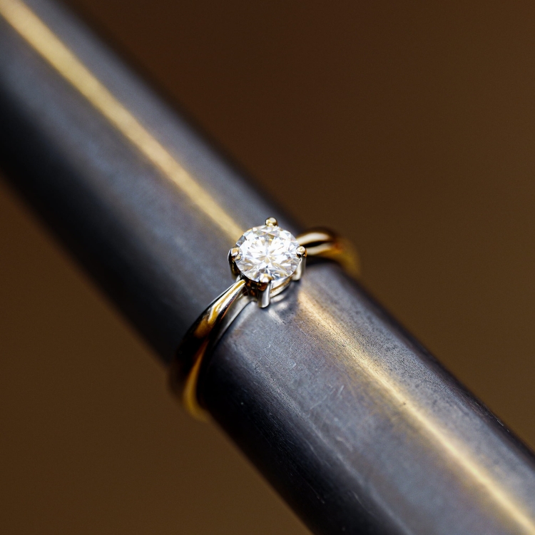 Złoty pierścionek zaręczynowy próba 585 z diamentem – na ryglu jubilerskim – ABGOLD Baczyński