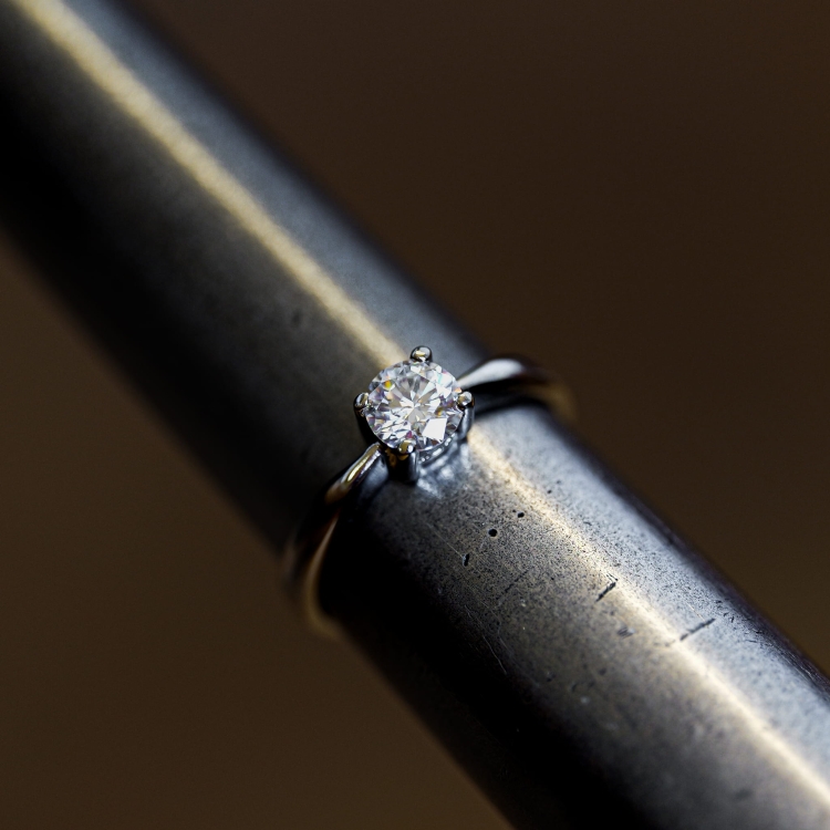 Pierścionek zaręczynowy z diamentem, białe złoto 585 – na ryglu jubilerskim – ABGOLD Baczyński