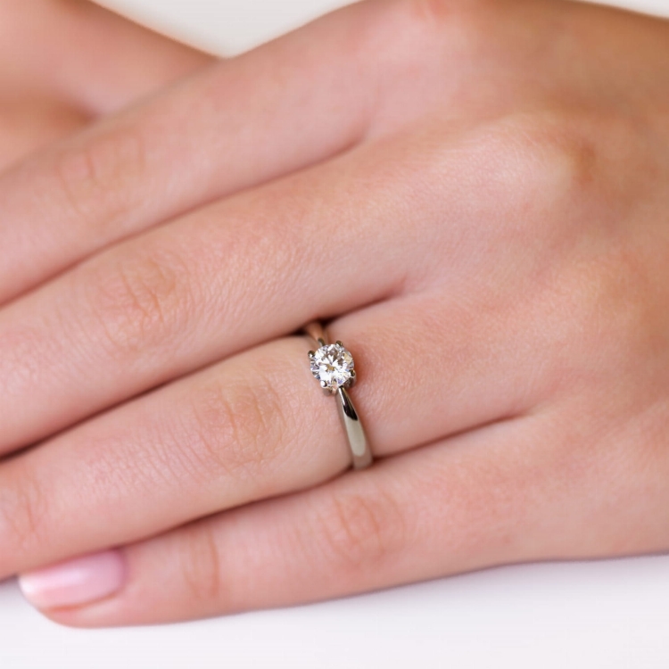 Pierścionek zaręczynowy z diamentem, białe złoto 585 – na dłoni z bliska – ABGOLD Baczyński