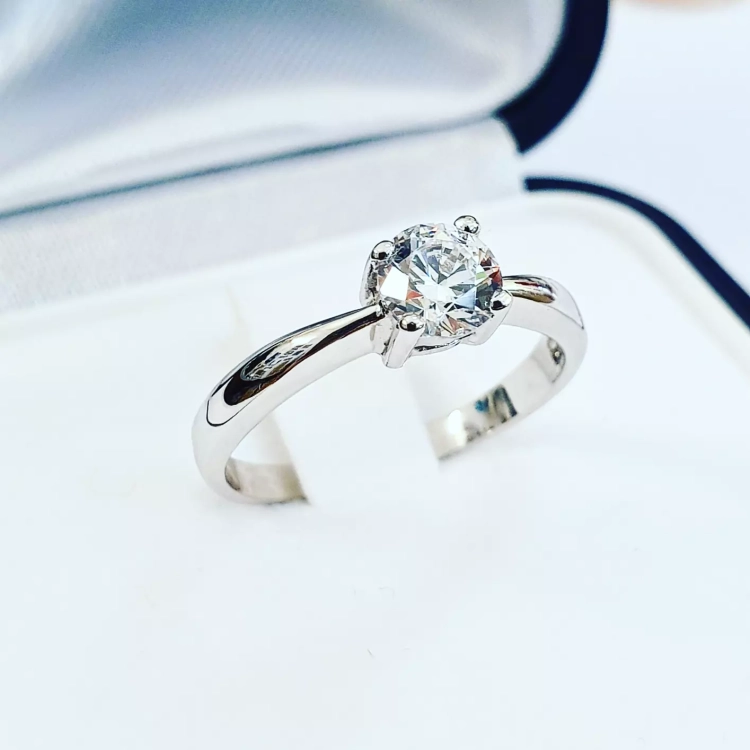 Pierścionek zaręczynowy z diamentem, białe złoto 585 – ujęcie na jasnym tle – ABGOLD Baczyński