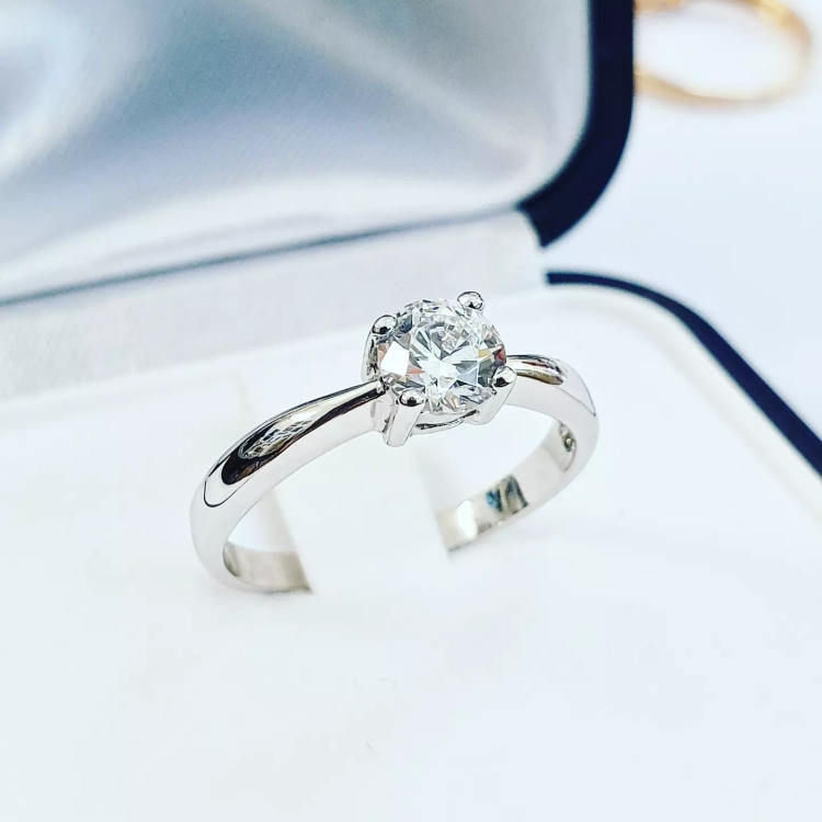 Pierścionek zaręczynowy z diamentem, białe złoto 585 – ujęcie frontalne – ABGOLD Baczyński