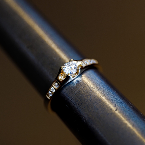 Pierścionek zaręczynowy złoto 585 z diamentami – na ryglu jubilerskim – ABGOLD Baczyński