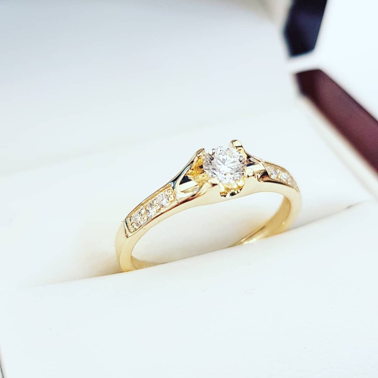 Pierścionek zaręczynowy złoto 585 z diamentami – ujęcie boczne – ABGOLD Baczyński