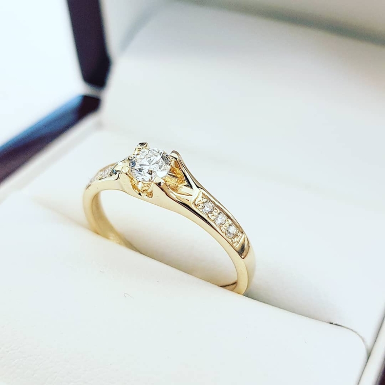 Pierścionek zaręczynowy złoto 585 z diamentami – widok z góry – ABGOLD Baczyński