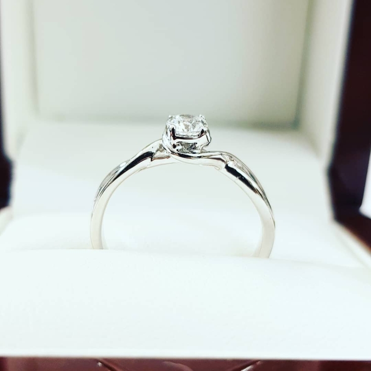 Pierścionek zaręczynowy złoto 585 z diamentem – widok z góry – ABGOLD Baczyński