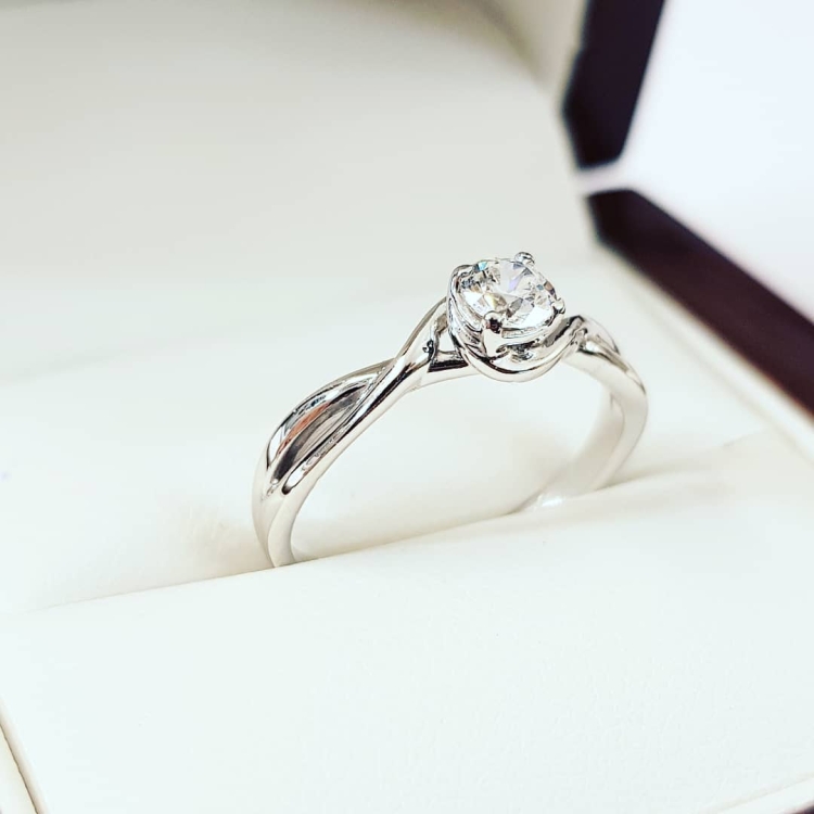 Pierścionek zaręczynowy złoto 585 z diamentem – detal oprawy – ABGOLD Baczyński