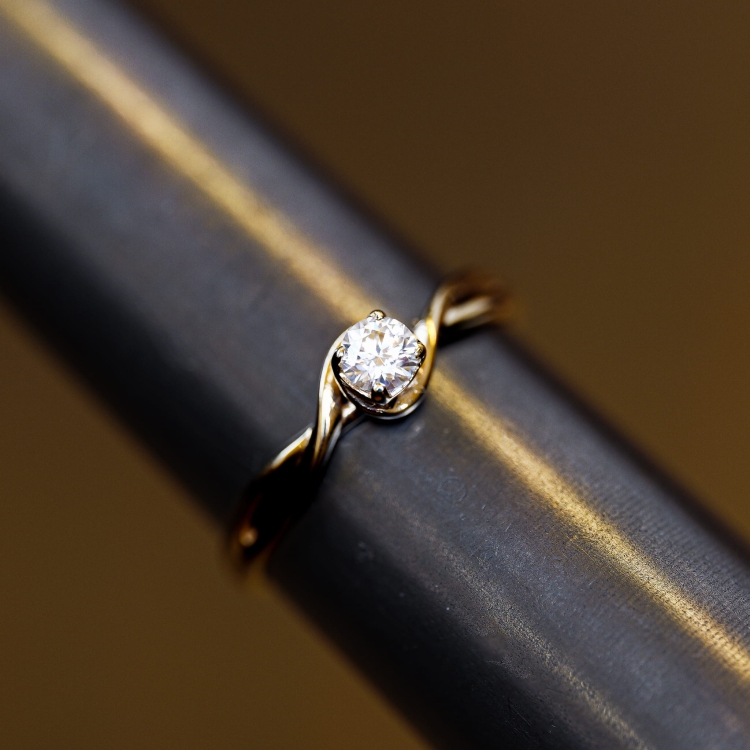 Pierścionek zaręczynowy złoto 585 z diamentem – na ryglu jubilerskim – ABGOLD Baczyński