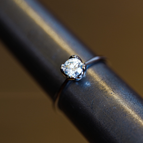 Pierścionek zaręczynowy białe złoto 585 z diamentem – na ryglu jubilerskim – ABGOLD Baczyński