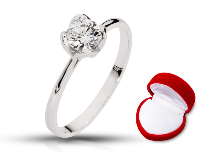 Pierścionek zaręczynowy białe złoto 585 z diamentem – ujęcie z opakowaniem – ABGOLD Baczyński