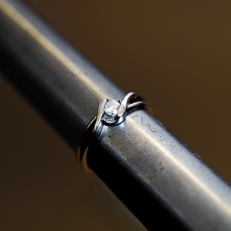 Pierścionek zaręczynowy z brylantem białe złoto próba 585 – na ryglu jubilerskim – ABGOLD Baczyńsk