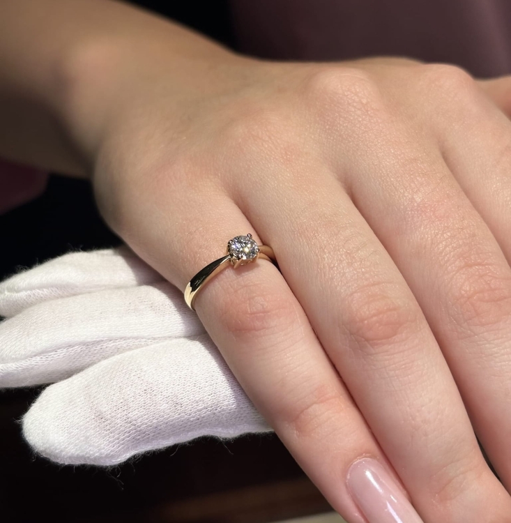 Pierścionek zaręczynowy z moissanitem 0,50ct VVS1 D próba 585 zbliżenie na dłoni – ABGOLD Baczyński