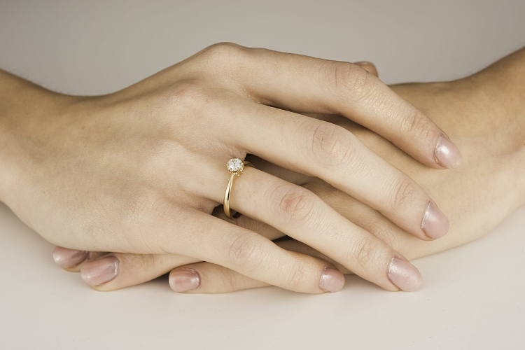 Pierścionek zaręczynowy z żółtego złota próba 585 z moissanitem 0,50 ct – na palcu – ABGOLD Baczyński