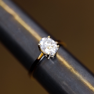 Pierścionek zaręczynowy z żółtego złota próba 585 z owalnym moissanitem 1,35 ct – na ryglu jubilerskim – ABGOLD Baczyński