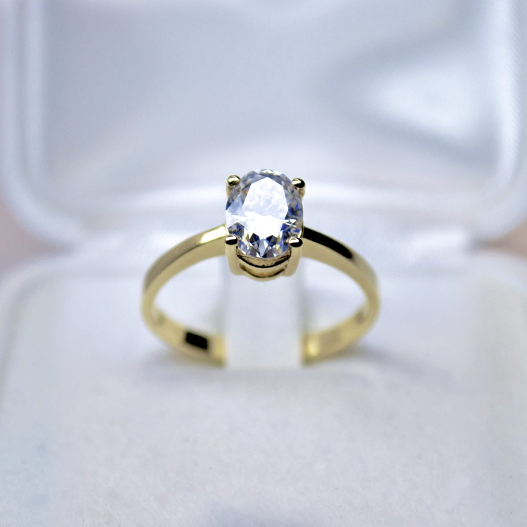 Pierścionek zaręczynowy z żółtego złota próba 585 z owalnym moissanitem 1,35 ct – widok z przodu – ABGOLD Baczyński