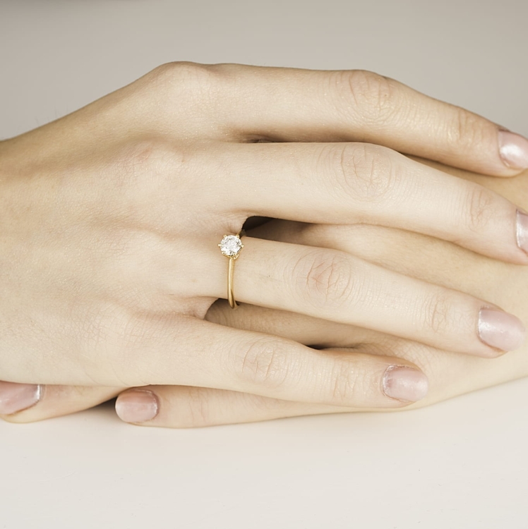 Pierścionek zaręczynowy z żółtego złota próba 585 z moissanitem 0,50 ct VVS1 D – na dłoni – ABGOLD Baczyński