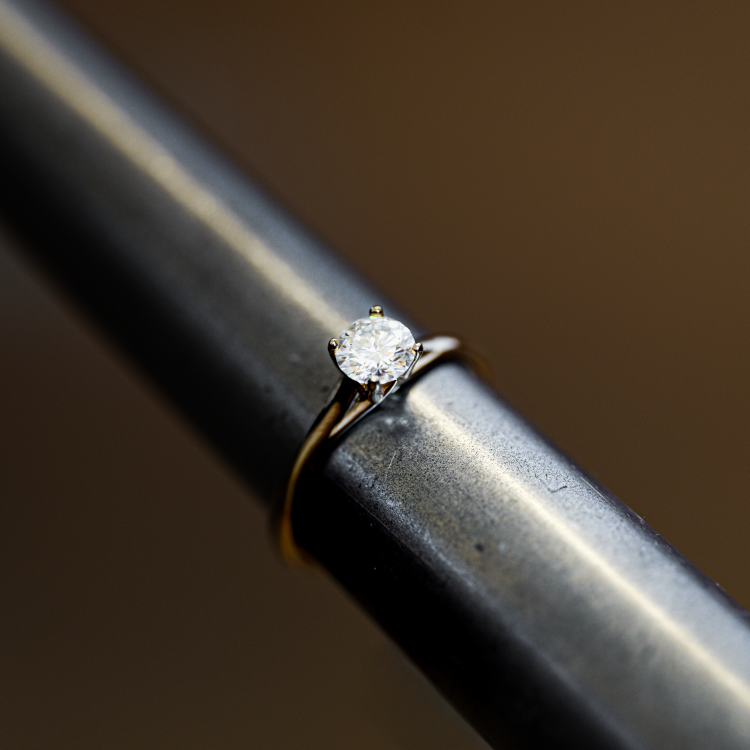 Pierścionek zaręczynowy z żółtego złota próba 585 z moissanitem 0,25 ct – na ryglu jubilerskim – ABGOLD Baczyński