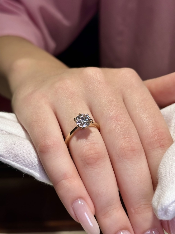 Pierścionek zaręczynowy z żółtego złota próba 585 z moissanitem 1,20 ct – na dłoni – ABGOLD Baczyński