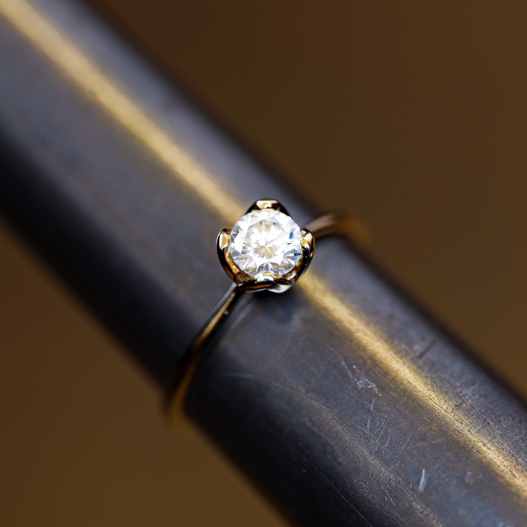 Pierścionek zaręczynowy z żółtego złota próba 585 z moissanitem 0,50 ct – na ryglu jubilerskim – ABGOLD Baczyński