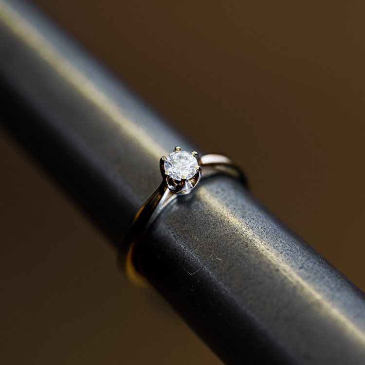 Pierścionek zaręczynowy z żółtego złota próba 585 z moissanitem 0,25 ct – na ryglu jubilerskim – ABGOLD Baczyński