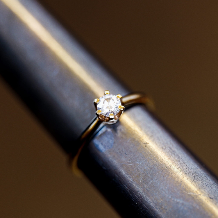 Pierścionek zaręczynowy z żółtego złota próba 585 z moissanitem 0,25 ct – na ryglu jubilerskim – ABGOLD Baczyński