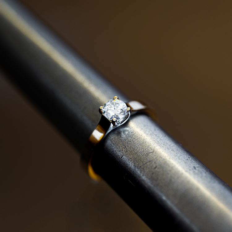 Pierścionek z żółtego złota próba 585 z moissanitem 0,50 ct – na ryglu jubilerskim – ABGOLD Baczyński