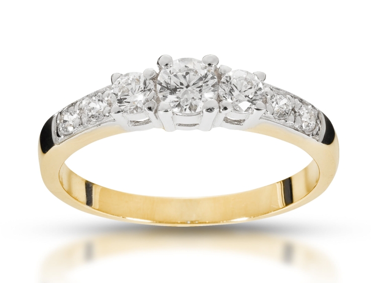 Pierścionek z żółtego złota próba 585 z moissanitami 0,55 ct – widok z góry – ABGOLD Baczyński