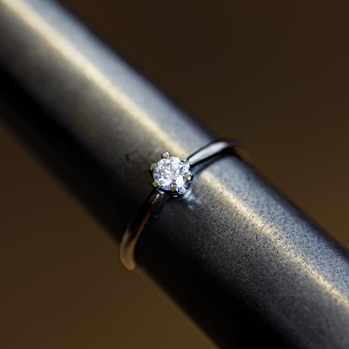 Pierścionek zaręczynowy z żółtego złota próba 585 z moissanitem 0,25 ct – na ryglu jubilerskim – ABGOLD Baczyńsk