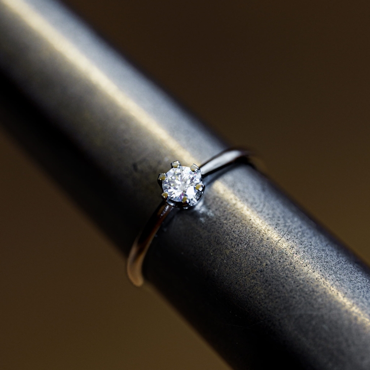 Pierścionek zaręczynowy z żółtego złota próba 585 z moissanitem 0,25 ct – na ryglu jubilerskim – ABGOLD Baczyńsk