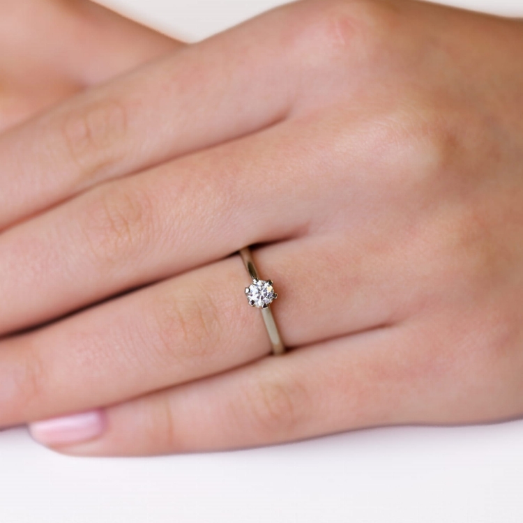 Pierścionek zaręczynowy z żółtego złota próba 585 z moissanitem 0,25 ct – na dłoni – ABGOLD Baczyński