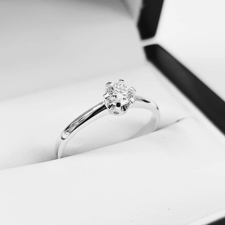 Pierścionek zaręczynowy z żółtego złota próba 585 z moissanitem 0,25 ct – widok z przodu – ABGOLD Baczyński