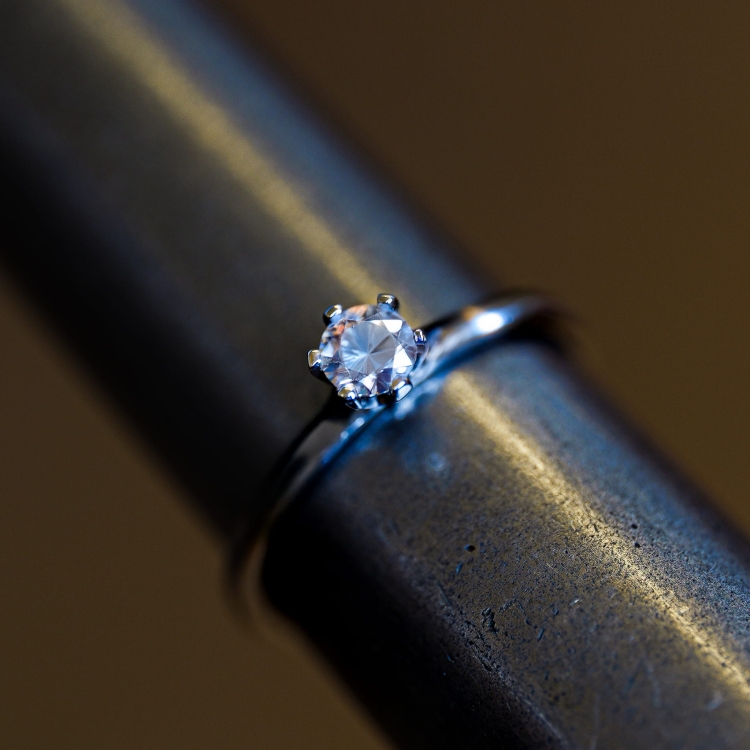 Pierścionek zaręczynowy z białego złota próba 585 z moissanitem 0,25 ct – na ryglu jubilerskim – ABGOLD Baczyński