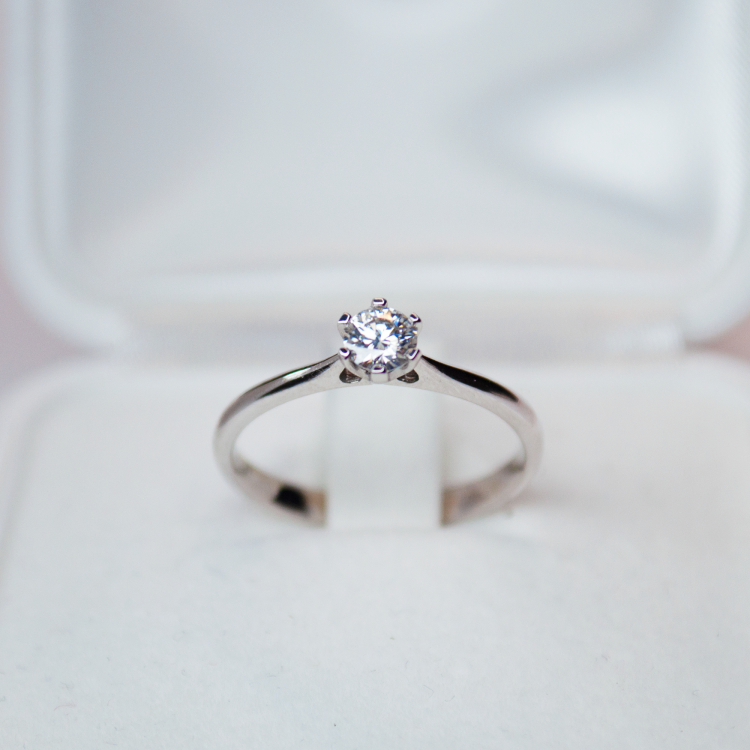 Pierścionek zaręczynowy z białego złota próba 585 z moissanitem 0,25 ct – widok z przodu – ABGOLD Baczyński