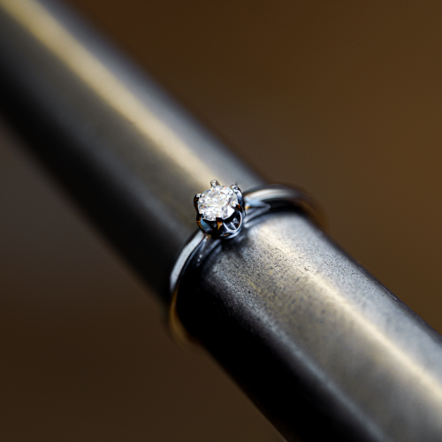 Pierścionek zaręczynowy z białego złota próba 585 z moissanitem 0,25 ct – na ryglu jubilerskim – ABGOLD Baczyński