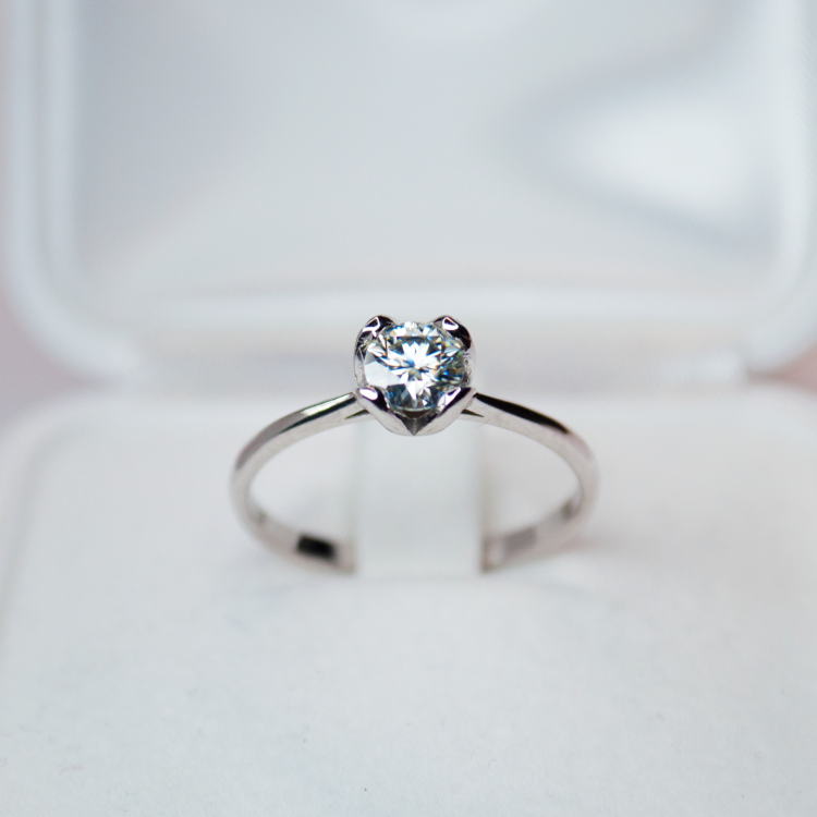 ierścionek zaręczynowy z białego złota próba 585 z moissanitem 0,50 ct – widok z góry – ABGOLD Baczyński