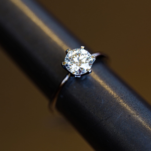 Pierścionek zaręczynowy z białego złota próba 585 z moissanitem 1,20 ct – na ryglu jubilerskim – ABGOLD Baczyński